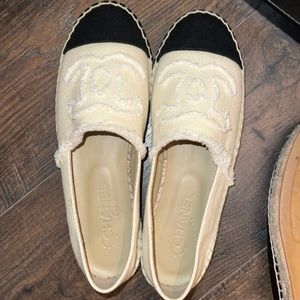 AUTHENTIC PRISTINE CHANEL ESPADRILLES cream with black toe cap, size 39/9